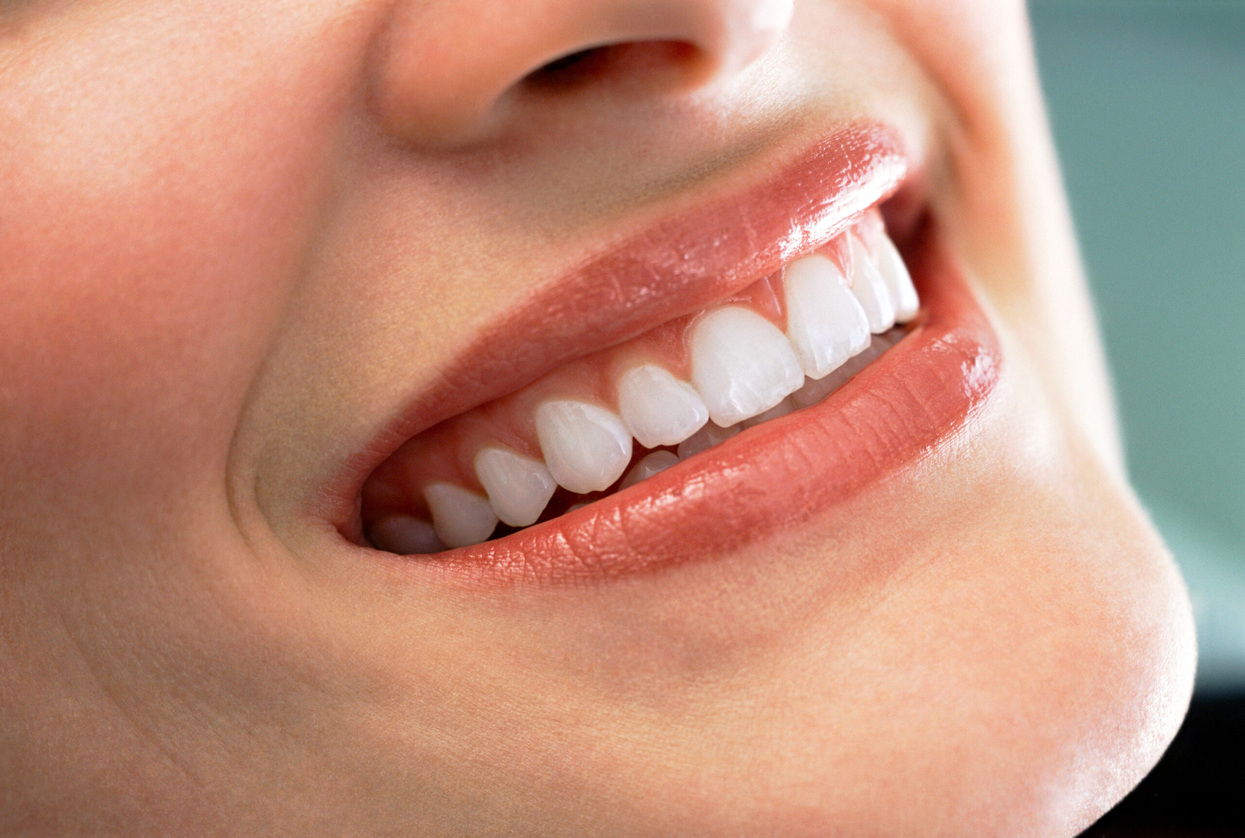 Dental crown restoring strength to a damaged tooth